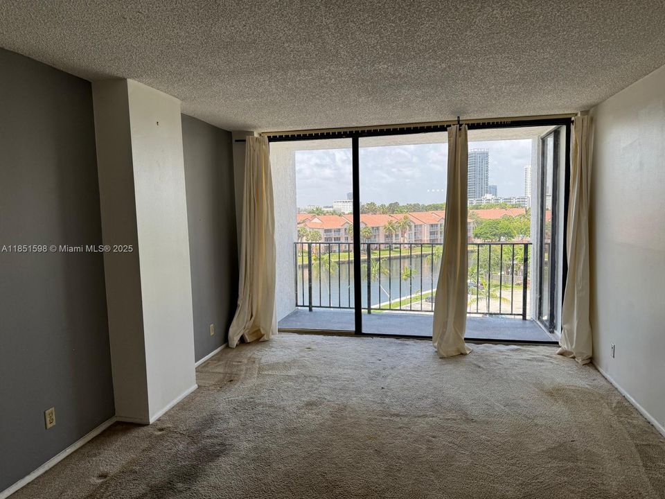 For Sale: $200,000 (1 beds, 1 baths, 915 Square Feet)