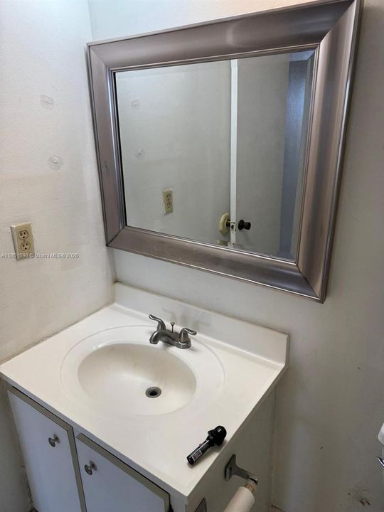 For Sale: $200,000 (1 beds, 1 baths, 915 Square Feet)