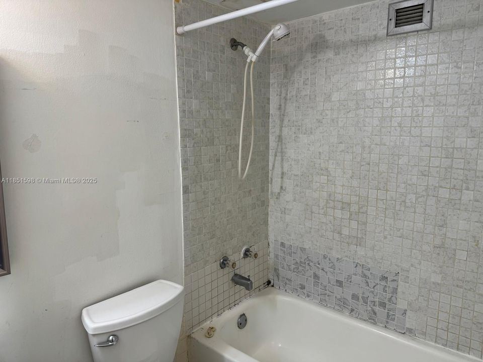 For Sale: $200,000 (1 beds, 1 baths, 915 Square Feet)
