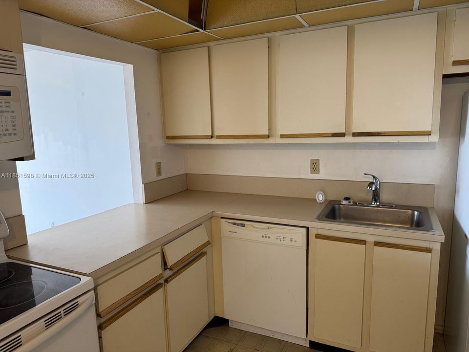 For Sale: $200,000 (1 beds, 1 baths, 915 Square Feet)