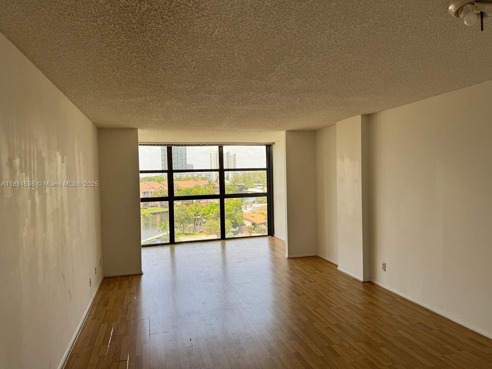 For Sale: $200,000 (1 beds, 1 baths, 915 Square Feet)