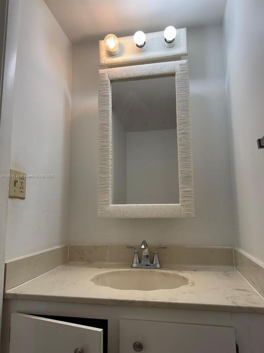 For Sale: $200,000 (1 beds, 1 baths, 915 Square Feet)