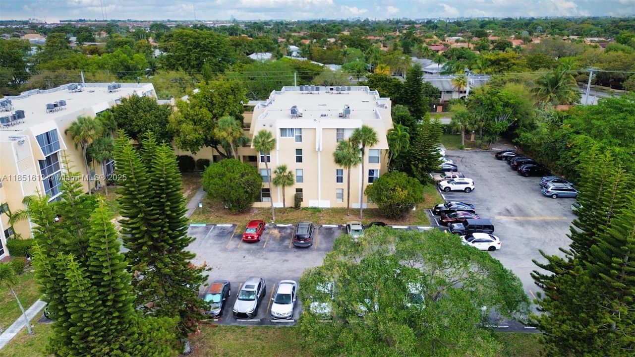 For Sale: $128,999 (1 beds, 1 baths, 823 Square Feet)