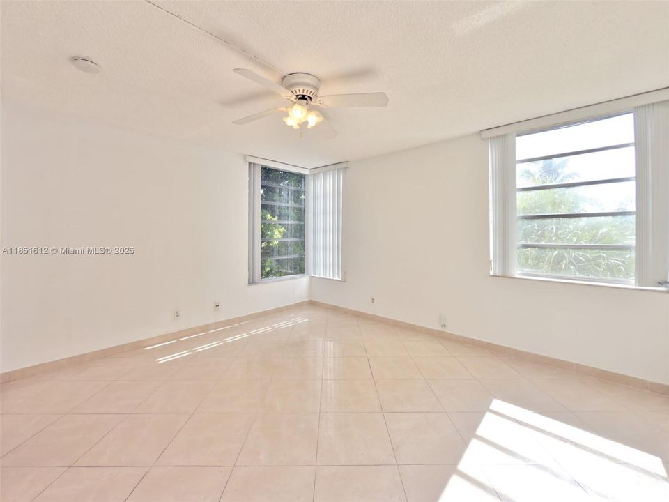 For Sale: $128,999 (1 beds, 1 baths, 823 Square Feet)