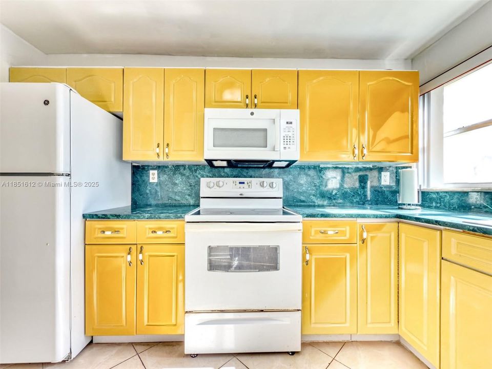 For Sale: $128,999 (1 beds, 1 baths, 823 Square Feet)