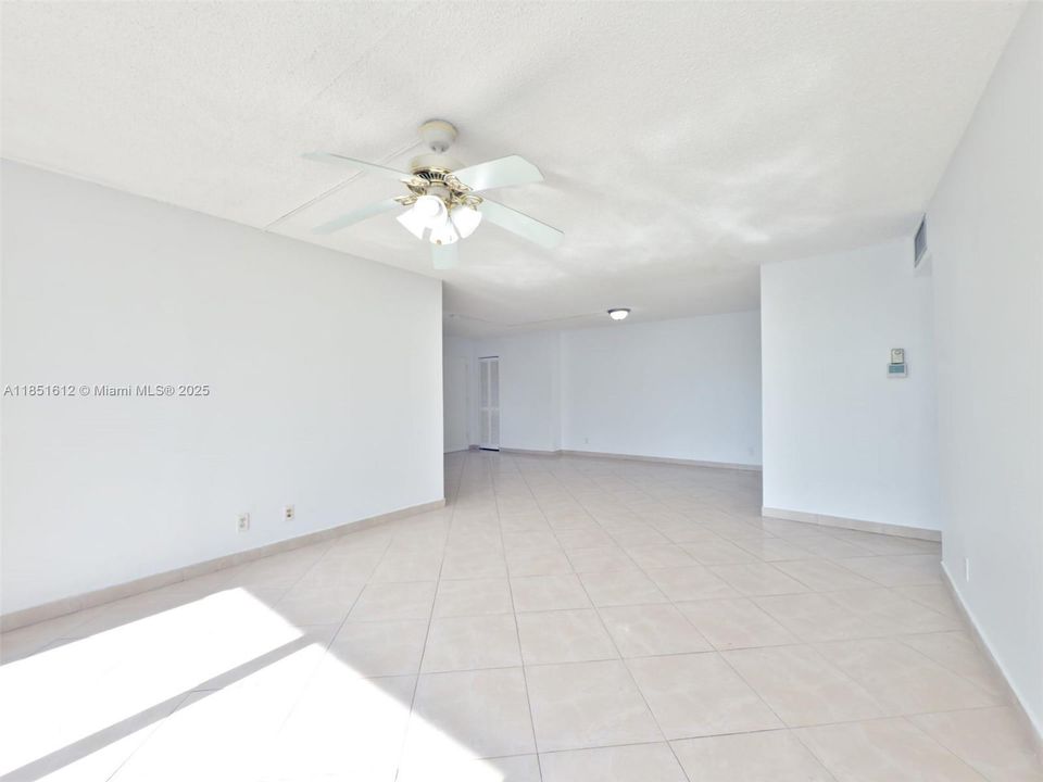 For Sale: $128,999 (1 beds, 1 baths, 823 Square Feet)