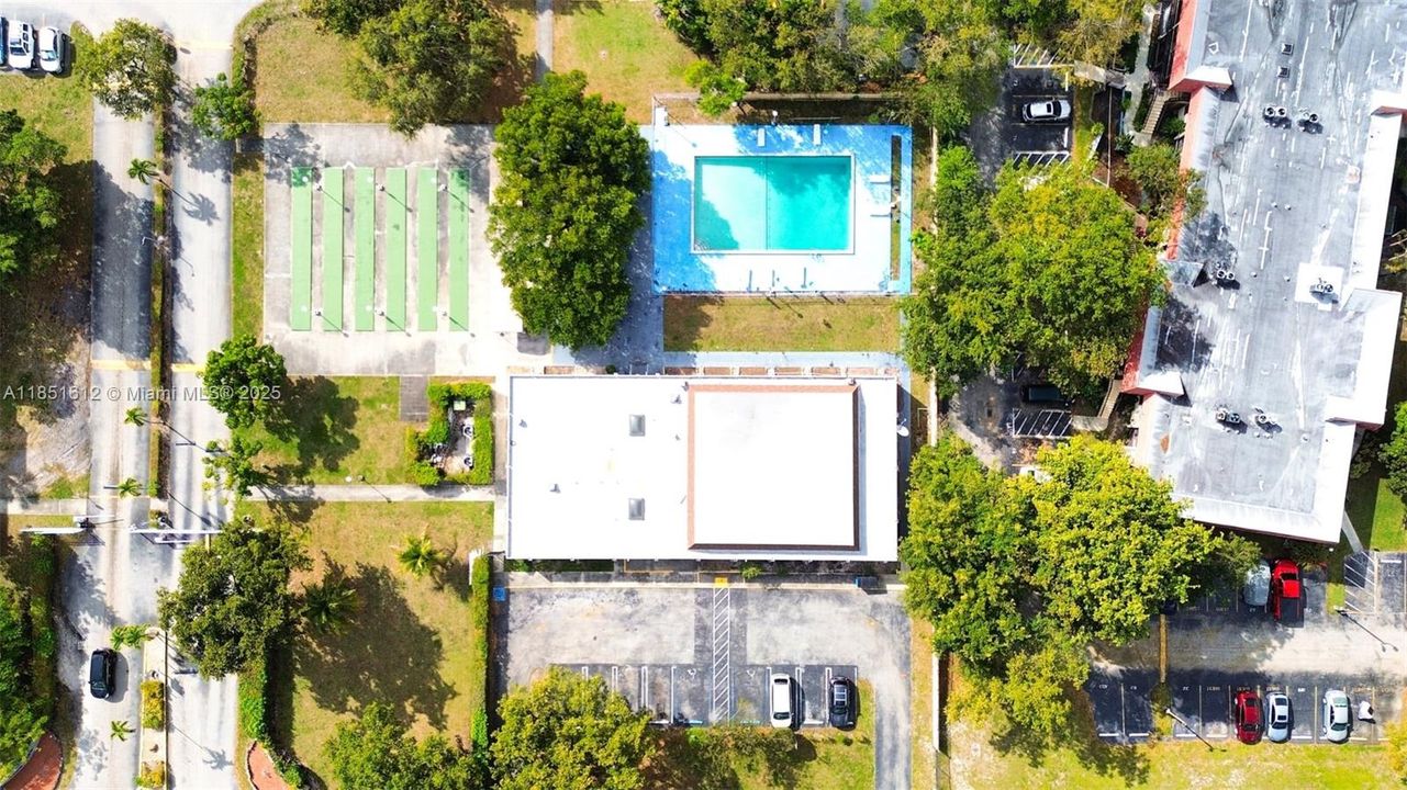 For Sale: $128,999 (1 beds, 1 baths, 823 Square Feet)