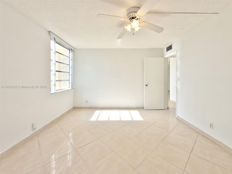 For Sale: $128,999 (1 beds, 1 baths, 823 Square Feet)