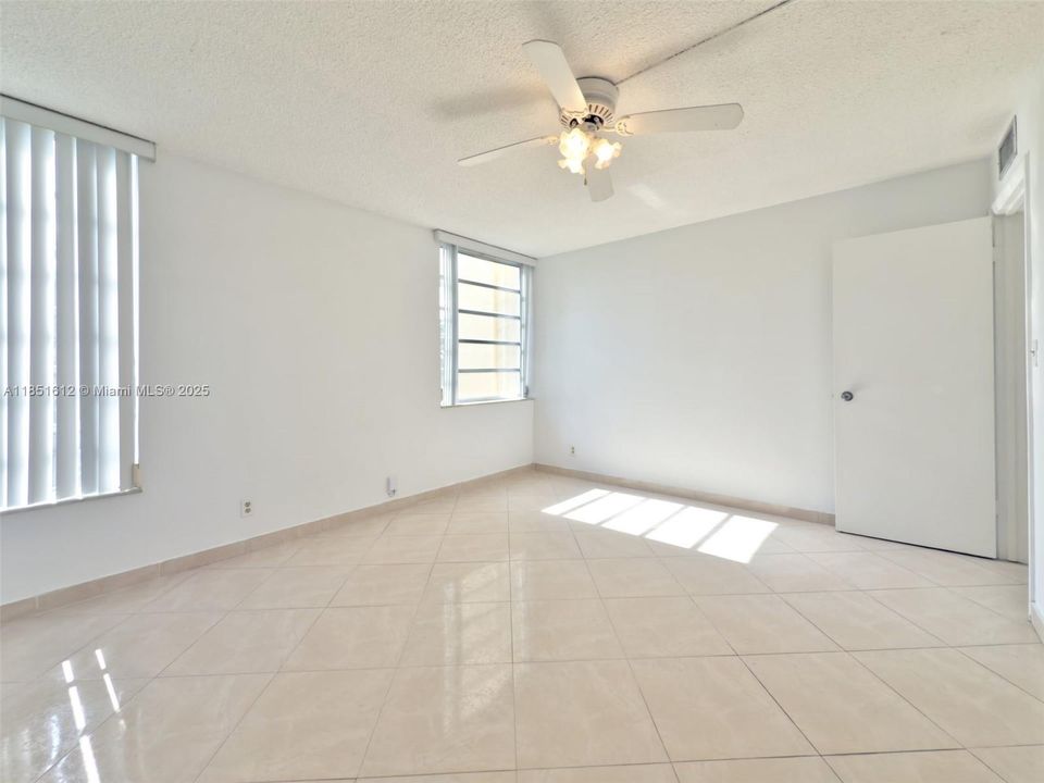 For Sale: $128,999 (1 beds, 1 baths, 823 Square Feet)