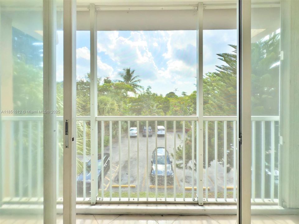 For Sale: $128,999 (1 beds, 1 baths, 823 Square Feet)