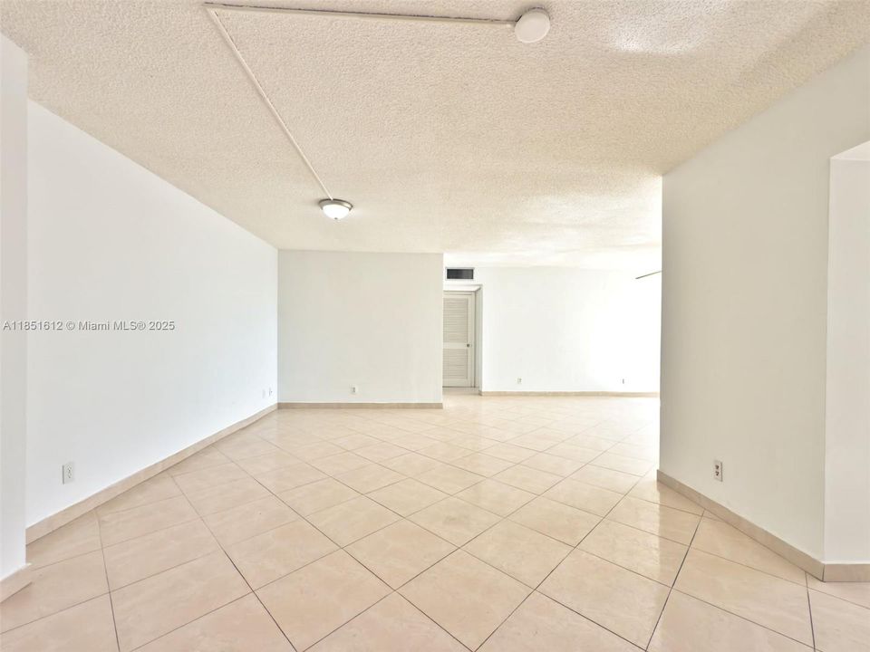 For Sale: $128,999 (1 beds, 1 baths, 823 Square Feet)