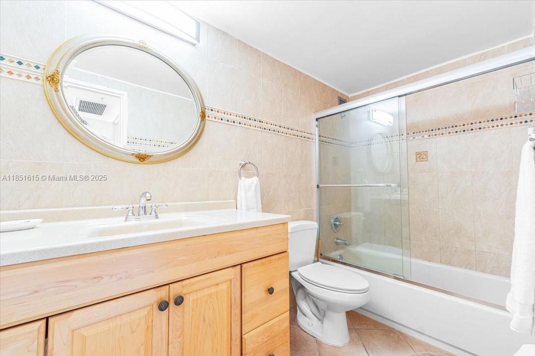 Под контрактом: $617,000 (2 спален, 2 ванн, 1290 Квадратных фут)