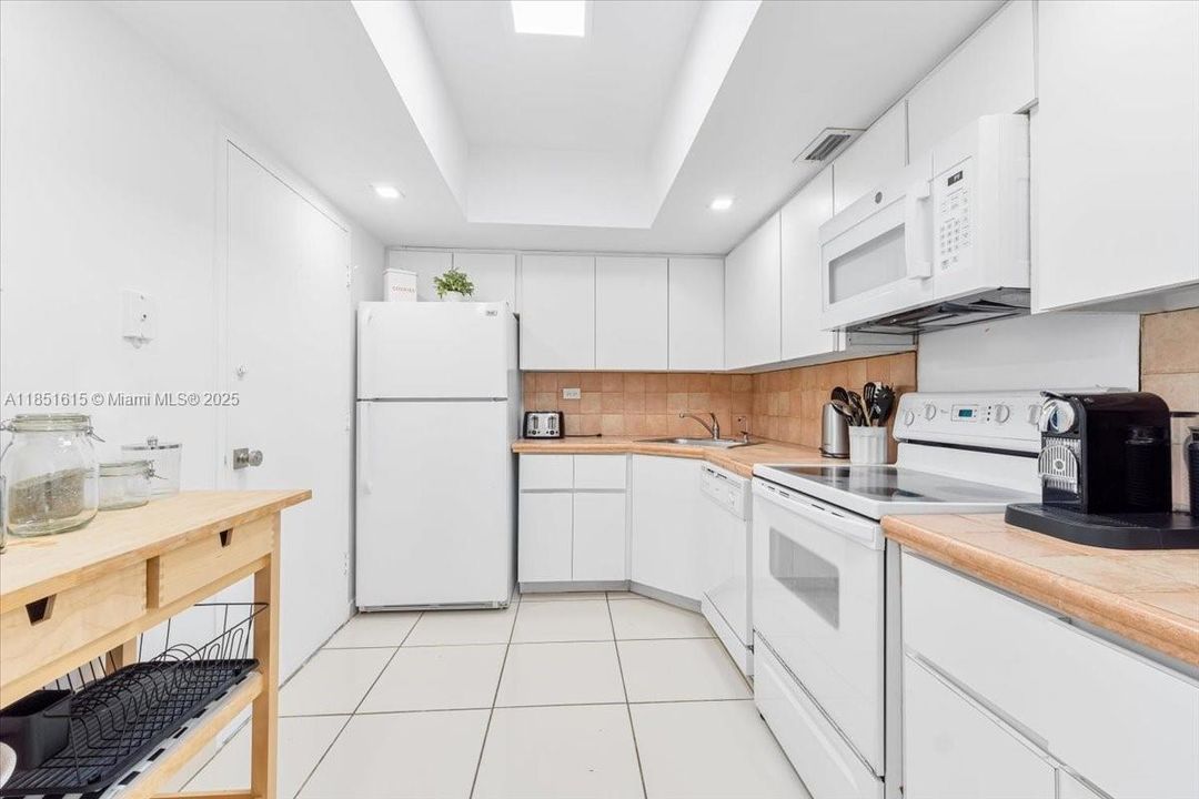 Под контрактом: $617,000 (2 спален, 2 ванн, 1290 Квадратных фут)