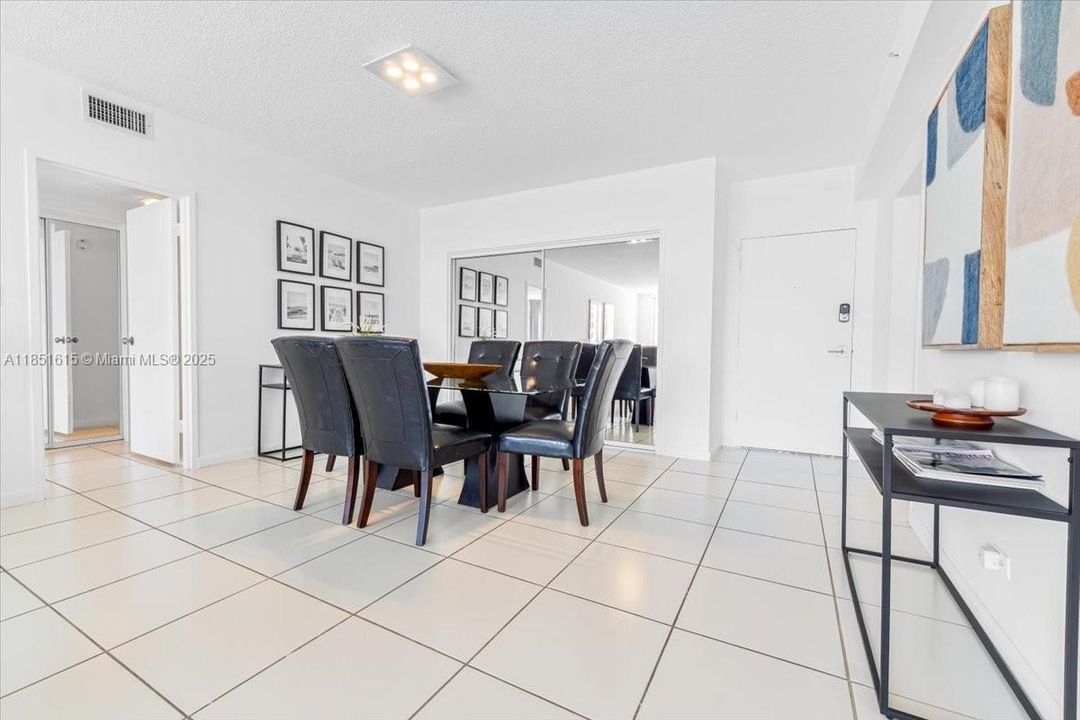 Под контрактом: $617,000 (2 спален, 2 ванн, 1290 Квадратных фут)