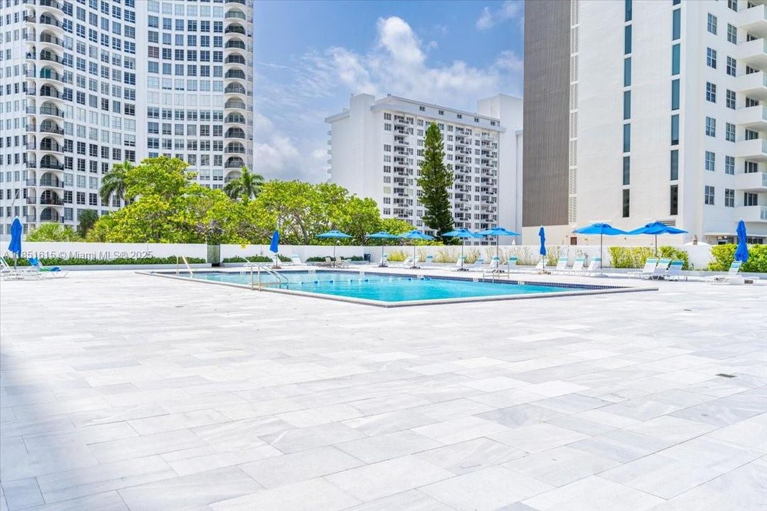 Под контрактом: $617,000 (2 спален, 2 ванн, 1290 Квадратных фут)