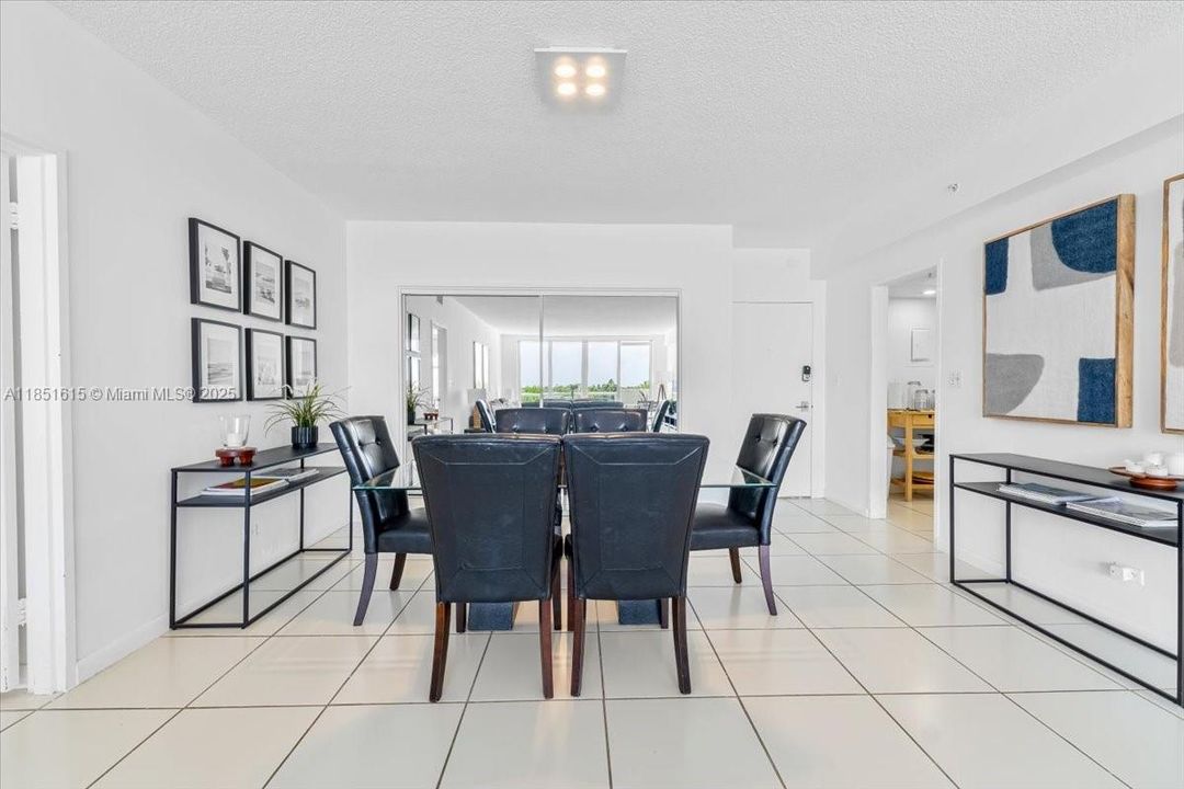 Под контрактом: $617,000 (2 спален, 2 ванн, 1290 Квадратных фут)