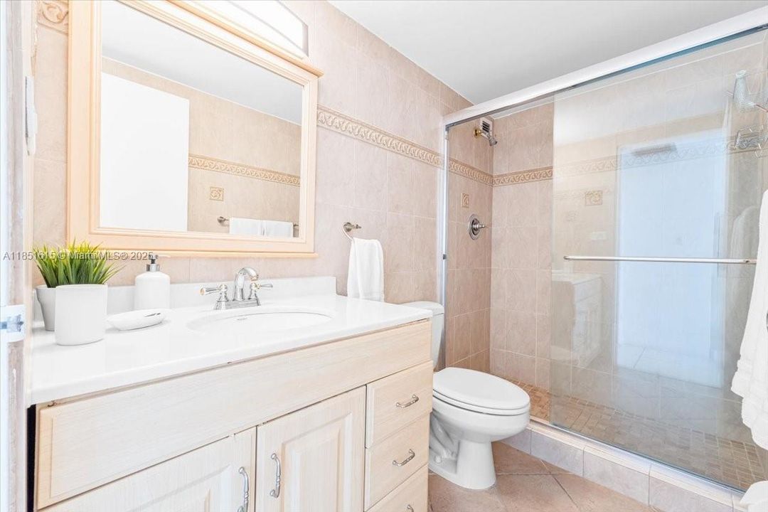 Под контрактом: $617,000 (2 спален, 2 ванн, 1290 Квадратных фут)