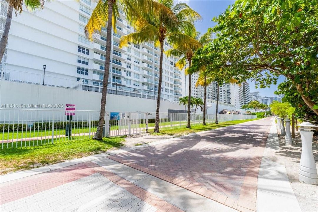 Под контрактом: $617,000 (2 спален, 2 ванн, 1290 Квадратных фут)