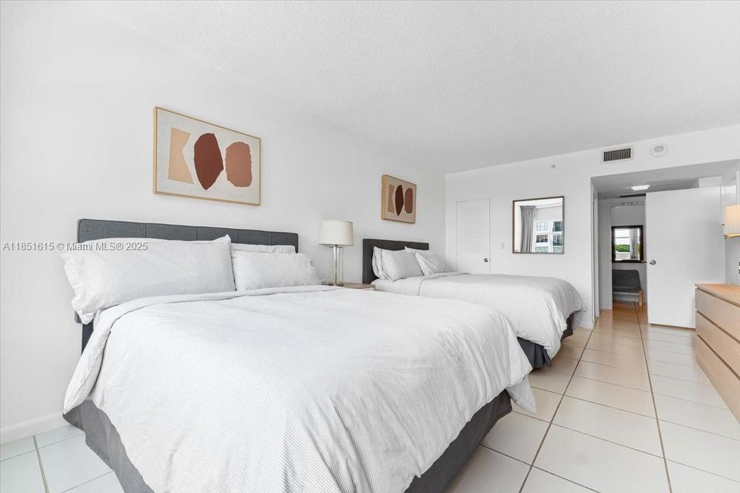 Под контрактом: $617,000 (2 спален, 2 ванн, 1290 Квадратных фут)