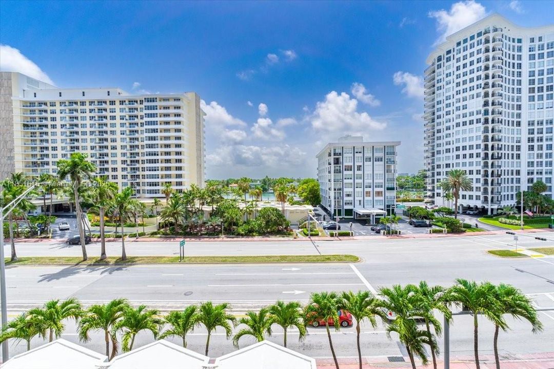 Под контрактом: $617,000 (2 спален, 2 ванн, 1290 Квадратных фут)