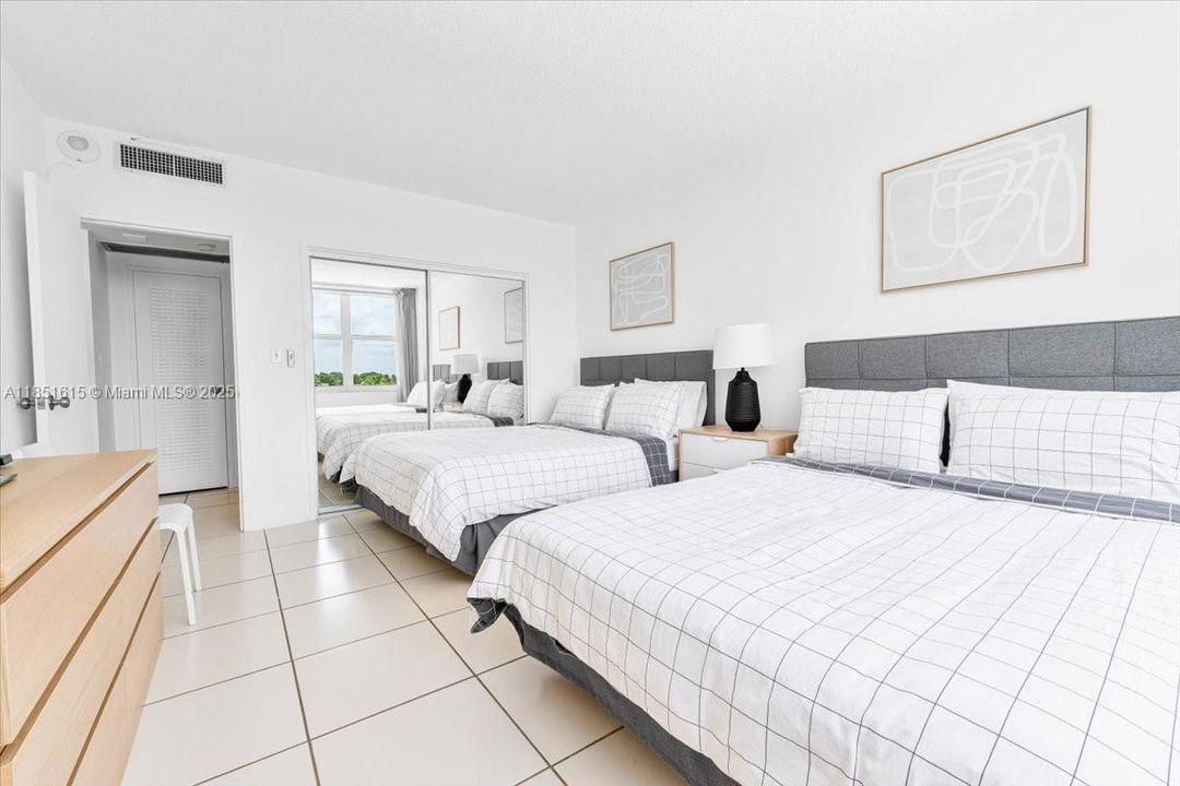 Под контрактом: $617,000 (2 спален, 2 ванн, 1290 Квадратных фут)