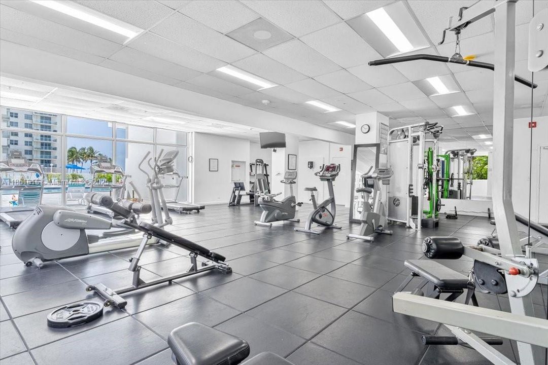 Под контрактом: $617,000 (2 спален, 2 ванн, 1290 Квадратных фут)