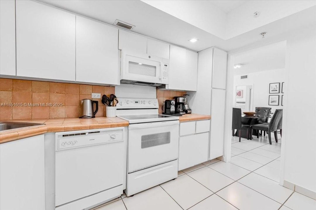 Под контрактом: $617,000 (2 спален, 2 ванн, 1290 Квадратных фут)