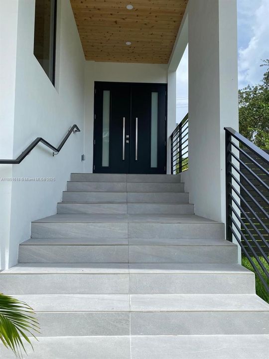 Под контрактом: $14,600 (3 спален, 3 ванн, 1900 Квадратных фут)