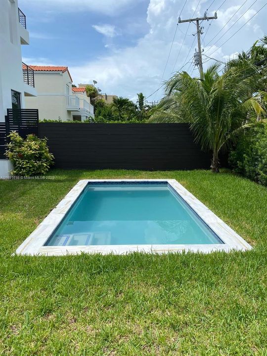 Под контрактом: $14,600 (3 спален, 3 ванн, 1900 Квадратных фут)