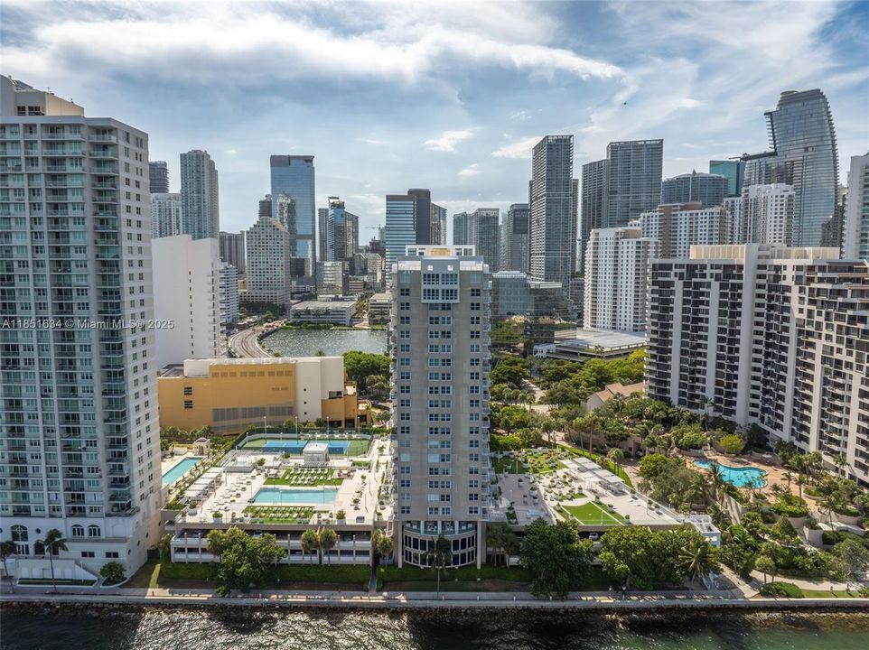 待售: $339,998 (1 贝兹, 1 浴室, 735 平方英尺)