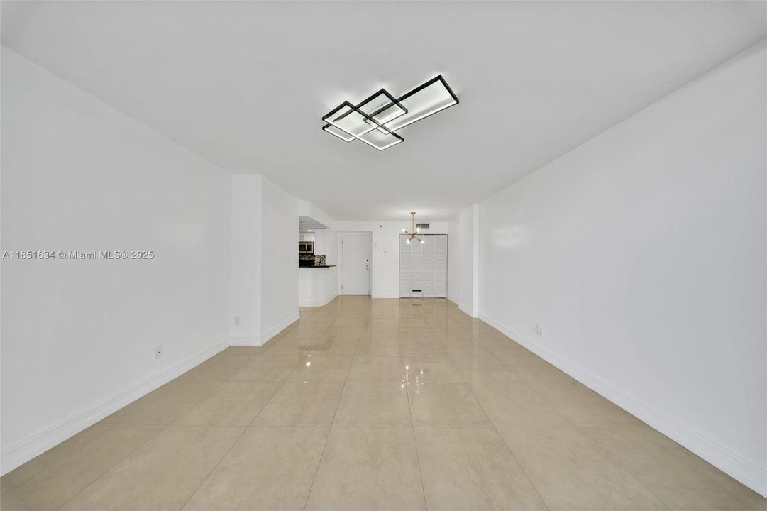 待售: $339,998 (1 贝兹, 1 浴室, 735 平方英尺)