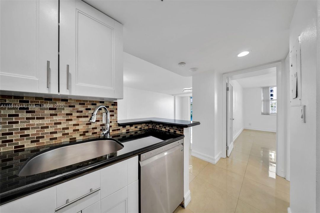 待售: $339,998 (1 贝兹, 1 浴室, 735 平方英尺)