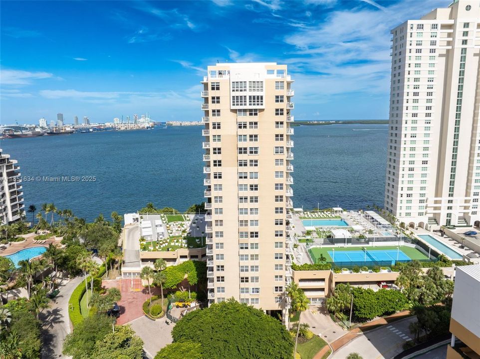 待售: $339,998 (1 贝兹, 1 浴室, 735 平方英尺)