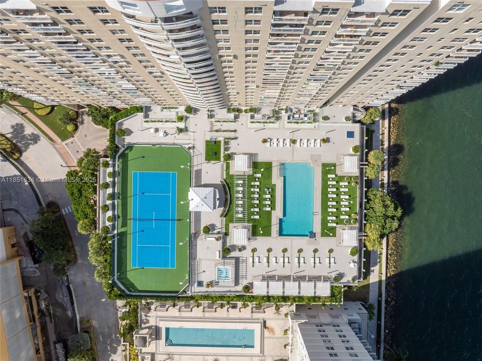 待售: $339,998 (1 贝兹, 1 浴室, 735 平方英尺)