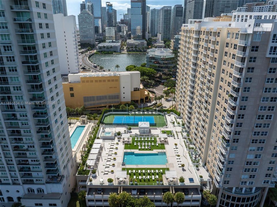 待售: $339,998 (1 贝兹, 1 浴室, 735 平方英尺)