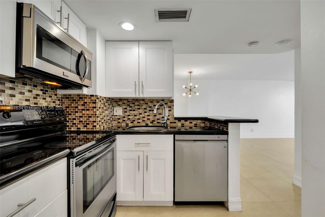 待售: $339,998 (1 贝兹, 1 浴室, 735 平方英尺)