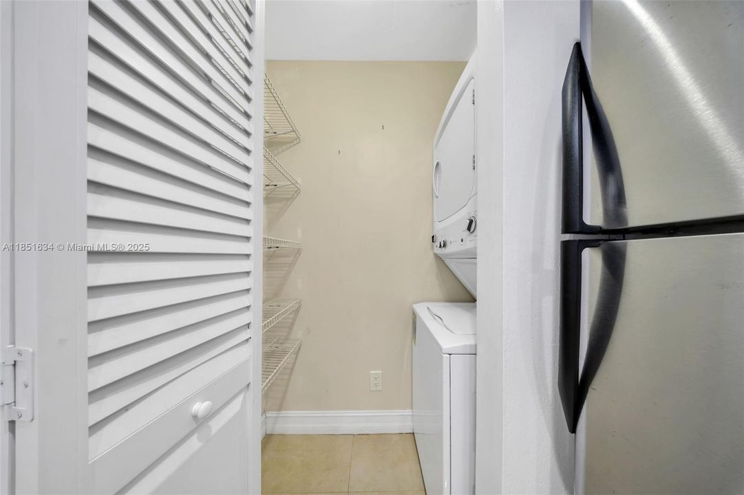 待售: $339,998 (1 贝兹, 1 浴室, 735 平方英尺)