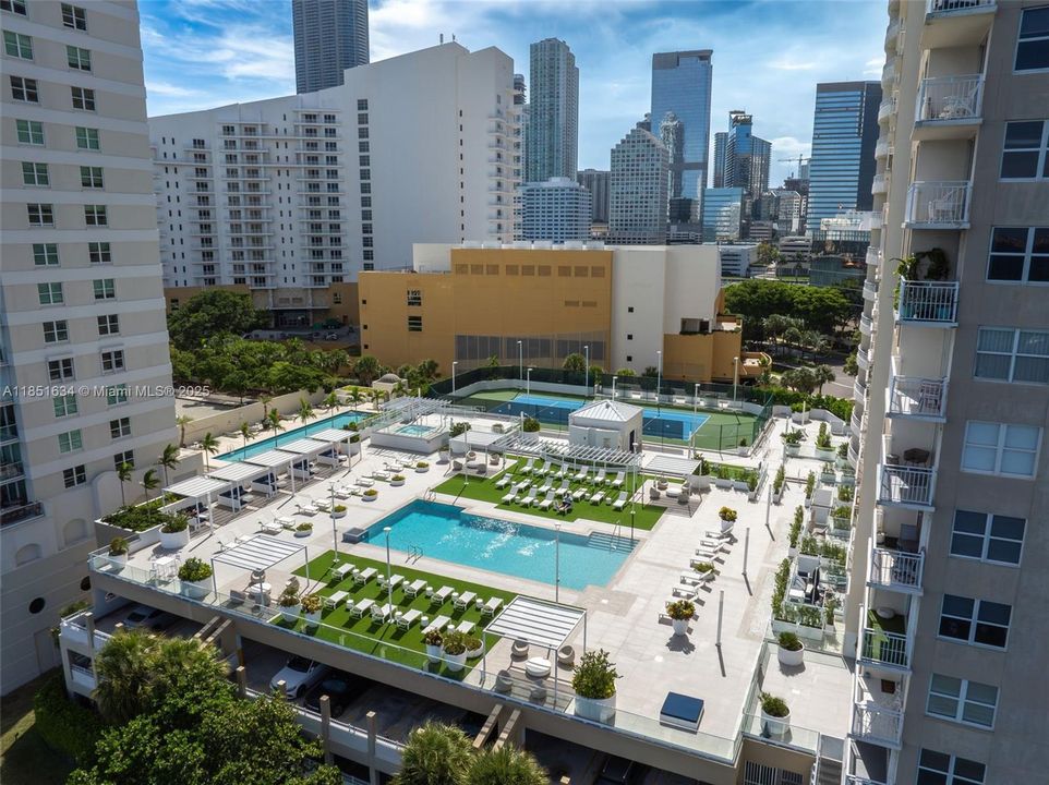 待售: $339,998 (1 贝兹, 1 浴室, 735 平方英尺)