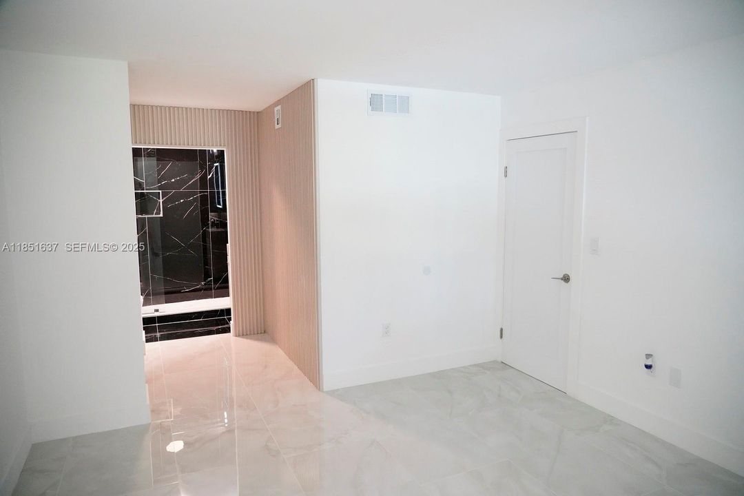 For Sale: $355,000 (2 beds, 1 baths, 1017 Square Feet)