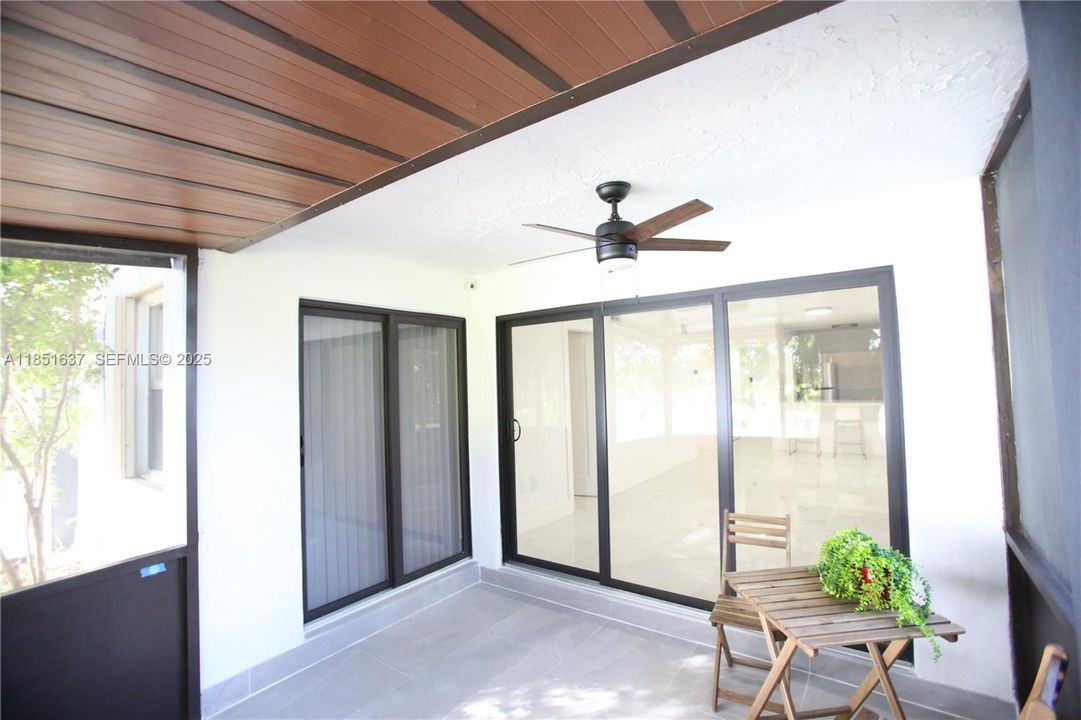 For Sale: $355,000 (2 beds, 1 baths, 1017 Square Feet)