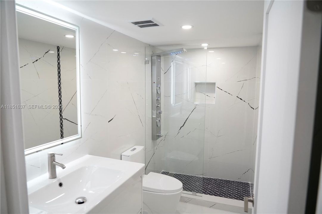 For Sale: $355,000 (2 beds, 1 baths, 1017 Square Feet)