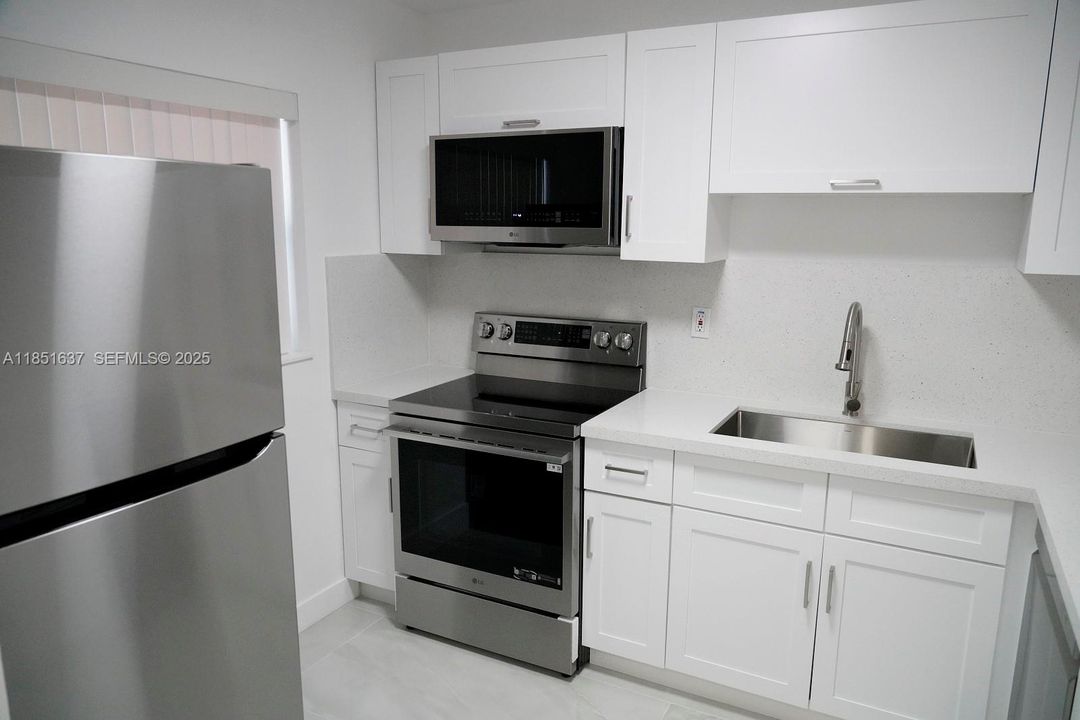 For Sale: $355,000 (2 beds, 1 baths, 1017 Square Feet)