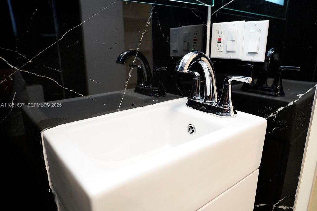 For Sale: $355,000 (2 beds, 1 baths, 1017 Square Feet)