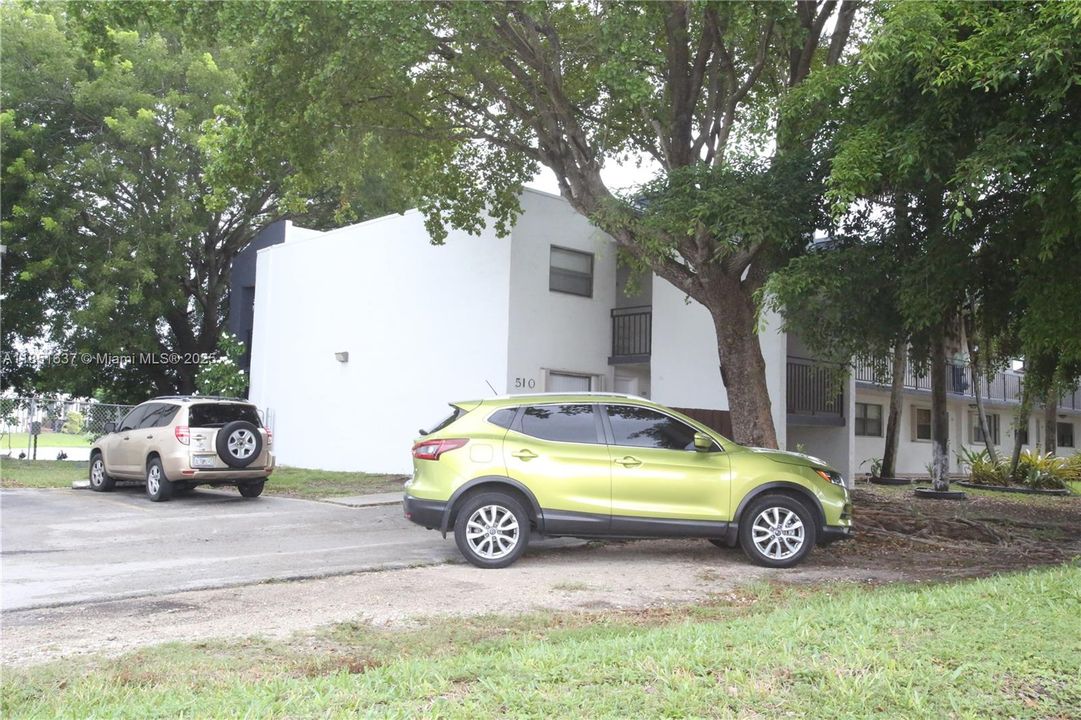 For Sale: $355,000 (2 beds, 1 baths, 1017 Square Feet)