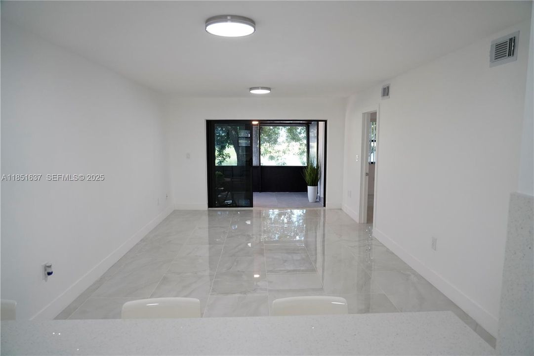 For Sale: $355,000 (2 beds, 1 baths, 1017 Square Feet)