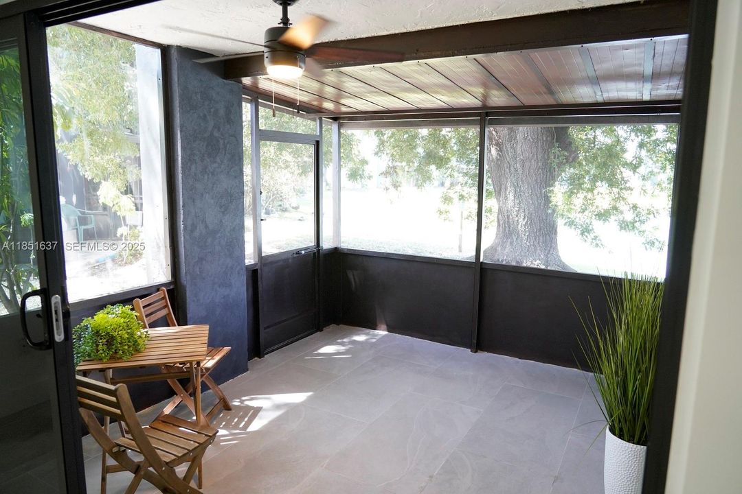 For Sale: $355,000 (2 beds, 1 baths, 1017 Square Feet)