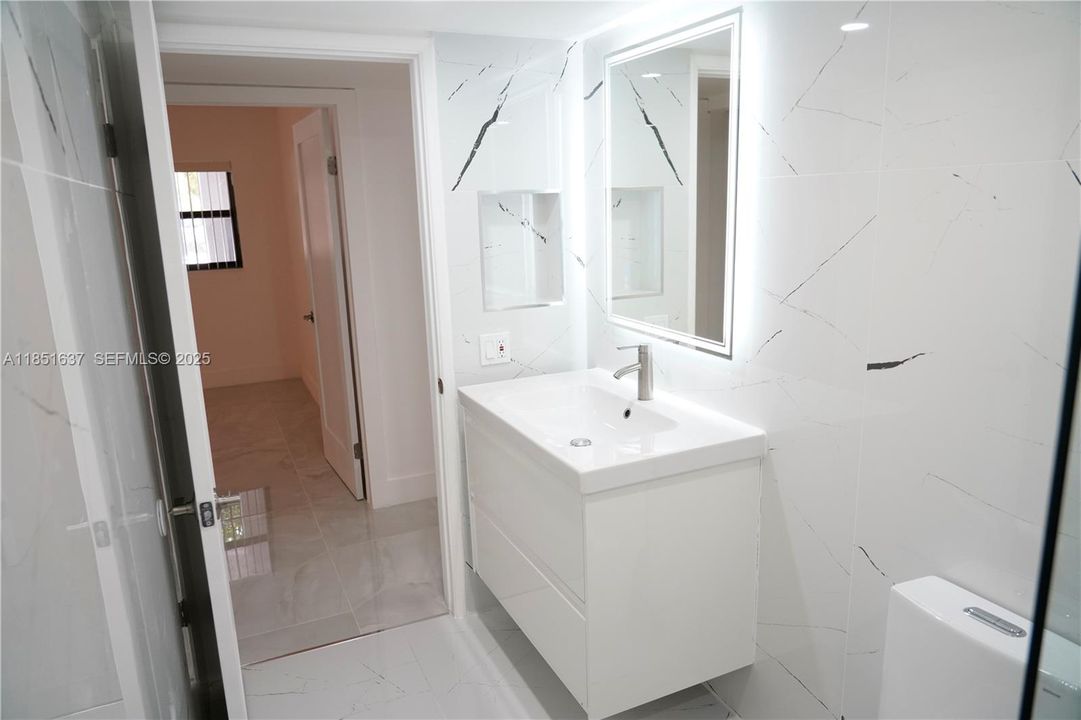 For Sale: $355,000 (2 beds, 1 baths, 1017 Square Feet)