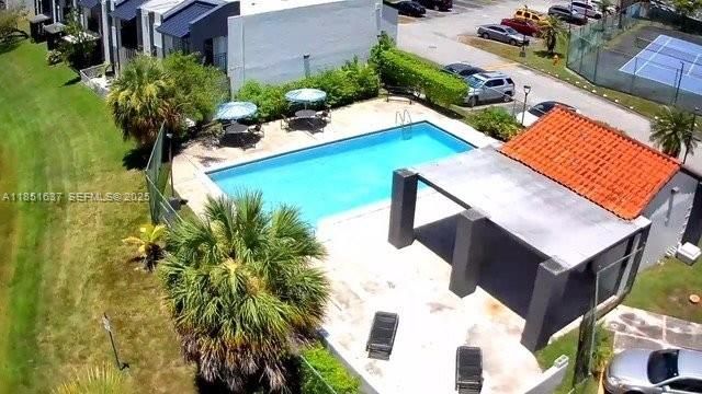 For Sale: $355,000 (2 beds, 1 baths, 1017 Square Feet)