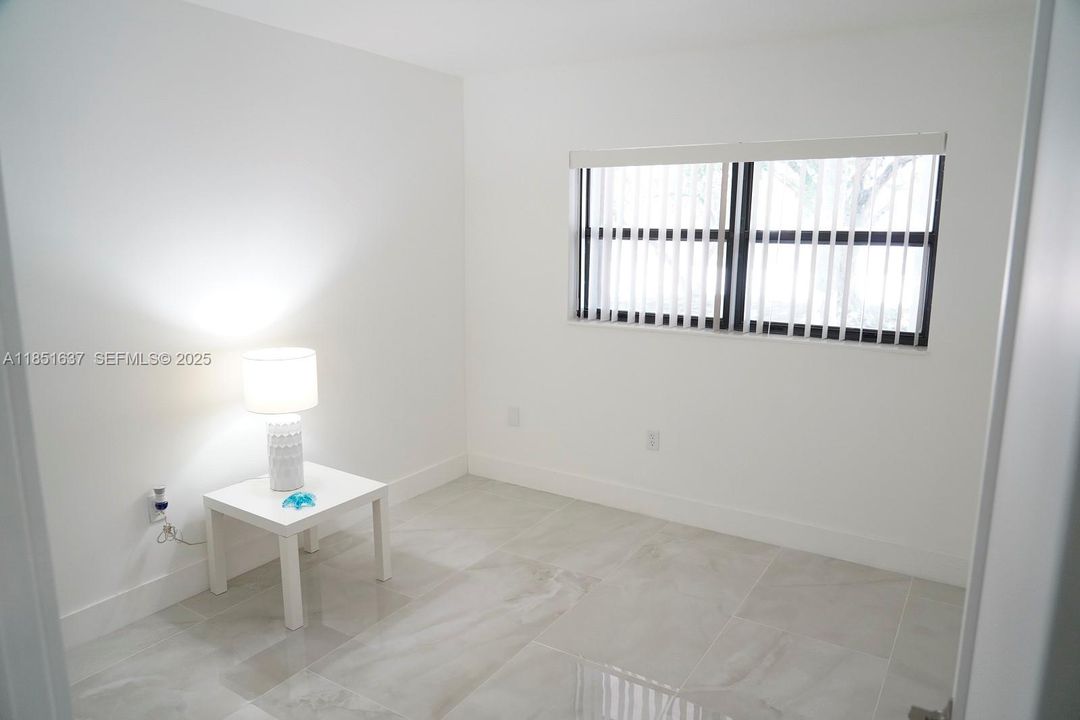 For Sale: $355,000 (2 beds, 1 baths, 1017 Square Feet)