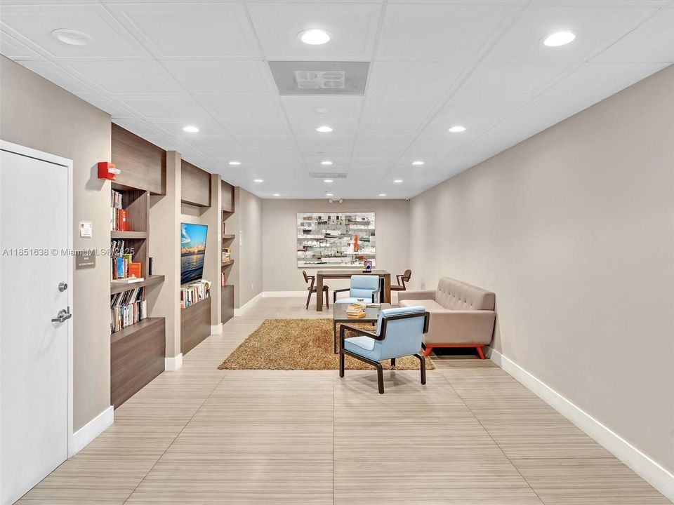 待售: $210,000 (1 贝兹, 1 浴室, 755 平方英尺)